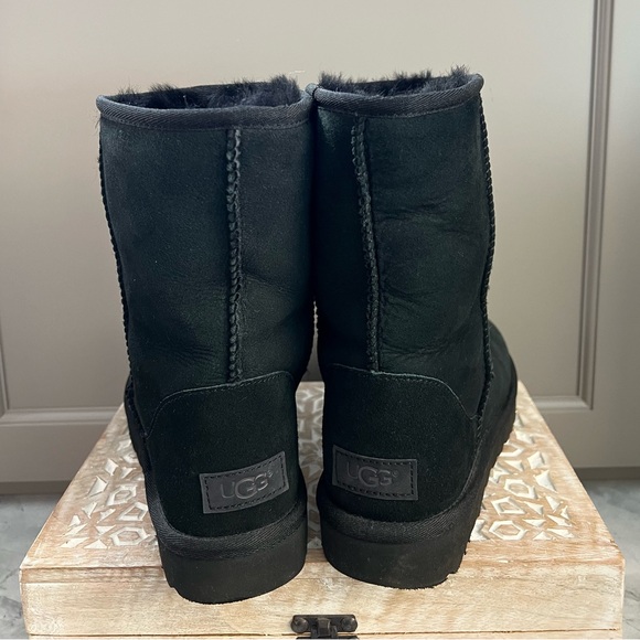 UGG® Classic Short II, Size Women’s 8 - Picture 6 of 10